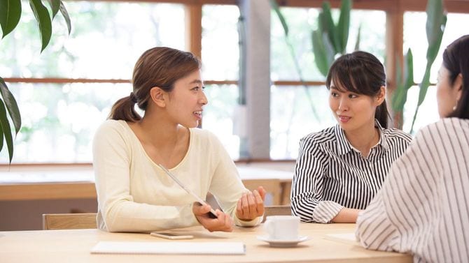 オフィスで仕事をする女性たち