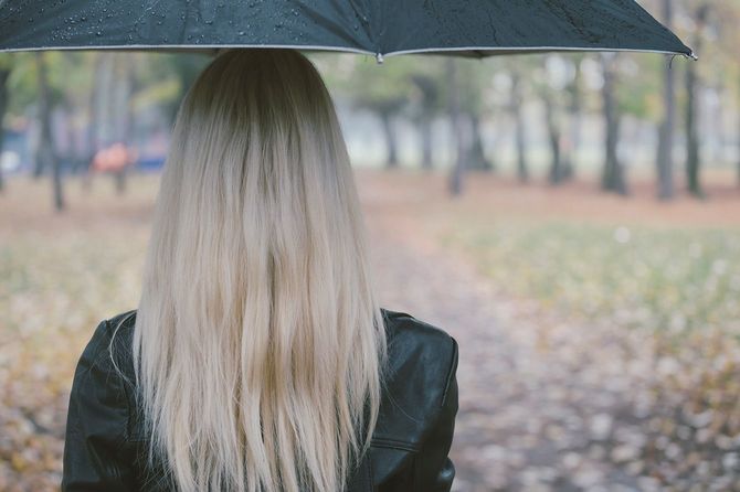 黒い傘を差した女性の後ろ姿