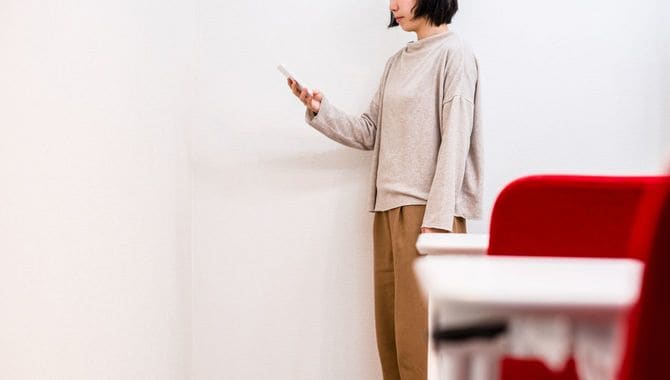 スマホを見つめている女性