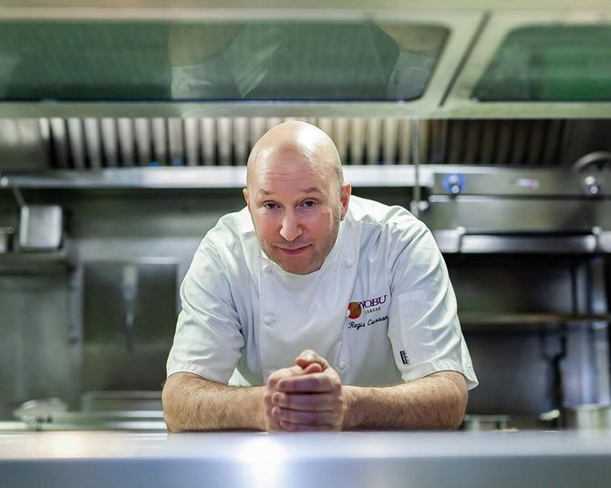 ロンドンにあるNobuグループ全体のパティシエ部門を統括しているレジス・キュルサンさん。彼のお気に入りはマンゴー味の餅アイスだそう。