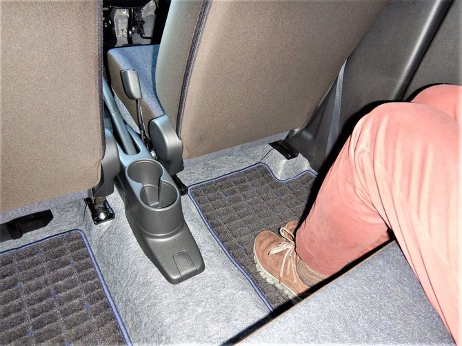 新型アルトの後部座席