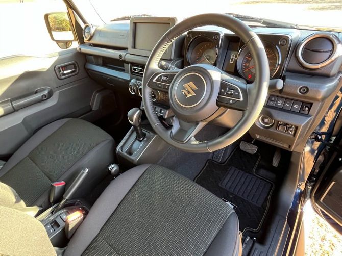 必要計器をシンプルに収納した立方体のクラスター。機能に徹した飾らないデザインが特徴的だ。