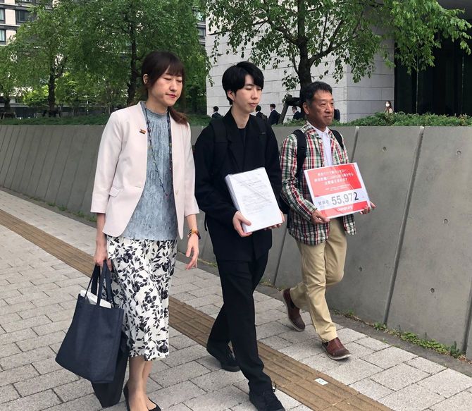 性的マイノリティーに関する法整備を求めた署名を提出しに行く松岡宗嗣さん（中央）ら。2023年4月21日、東京都千代田区で