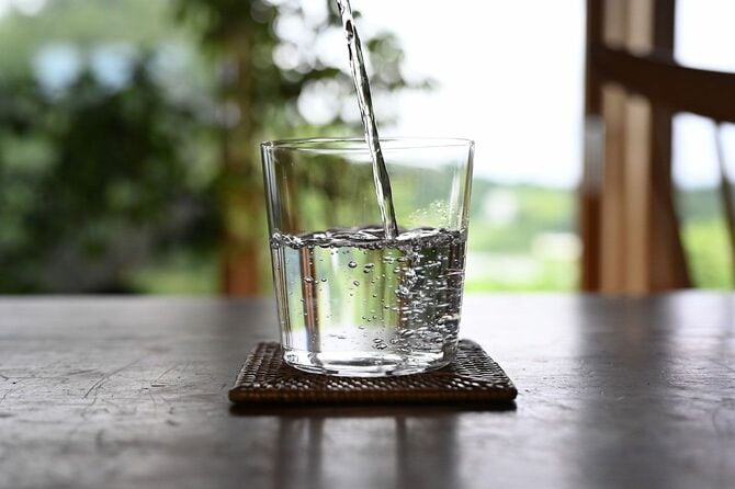 グラスに注がれる水