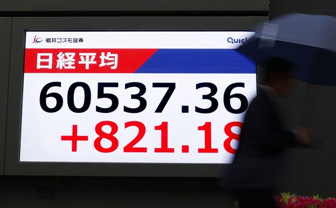 日経平均株価の終値を示すモニター。前週末終値比821円18銭高の6万0537円36銭となり、終値として初めて6万円を突破、史上最高値も更新した＝2026年4月27日午後、東京都中央区