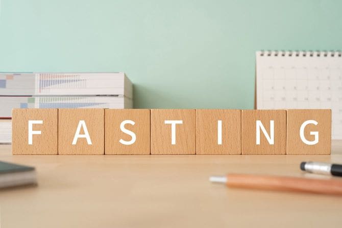 「FASTING」テキストを含む木製ブロック