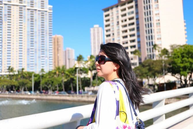 ハワイで休暇を過ごす女性