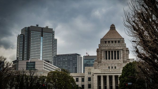 国会議事堂と曇り空