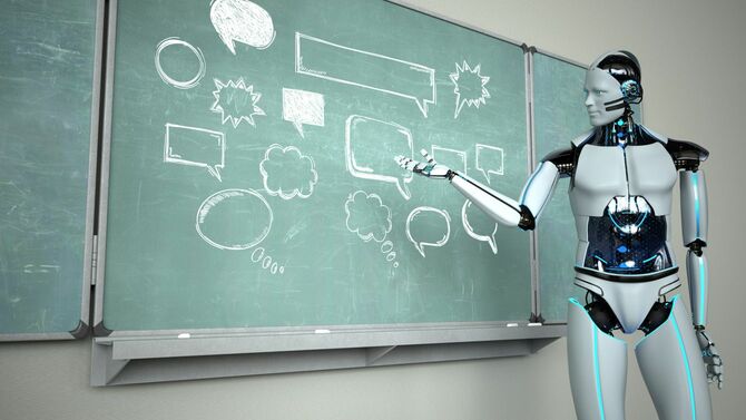 黒板の吹き出しを指し示すヒューマノイドロボット