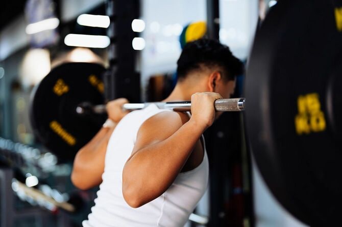 ジムで筋トレをする男性