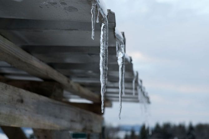 屋根からぶら下がっているつらら