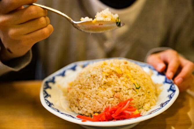 チャーハンを食べる女の子
