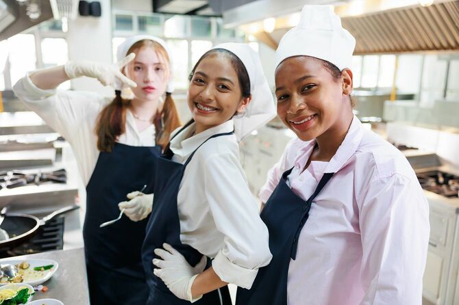 厨房、エプロンをつけた外国人女性