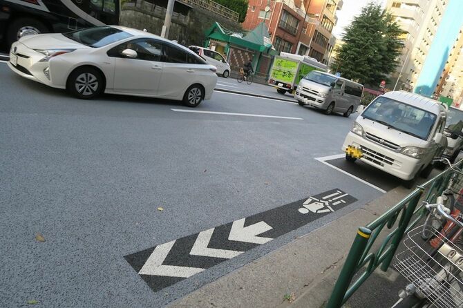 都道418号外苑西通り。駐車スペースが突然、自転車レーンに切り替わる