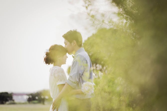 公園で結婚式の衣装を着たカップル