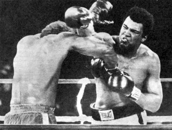 ジョージ・フォアマン（左）と対戦するアリ（右）（写真＝PD-AR-Photo／Wikimedia Commons）