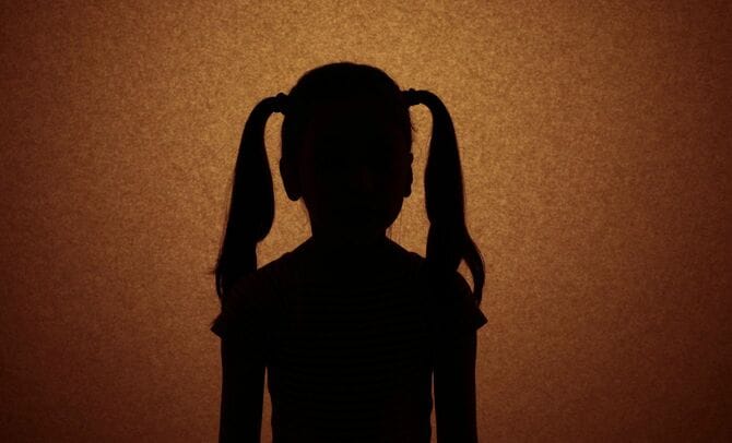 少女のシルエット