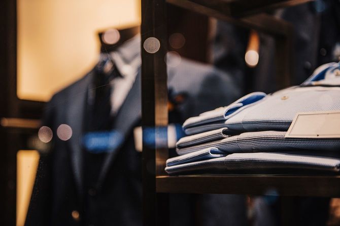 スーツとシャツ