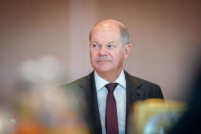 首相官邸で開かれた閣議に出席するドイツのオラフ・ショルツ首相＝2024年9月25日、ベルリン