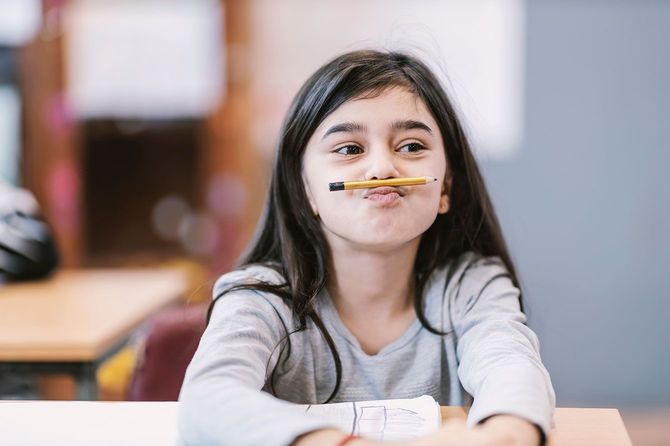 授業中、退屈そうにしている少女