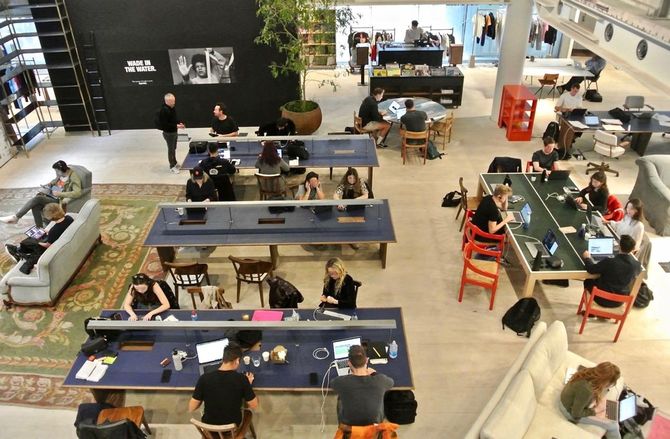 企業オフィスの延長にあるコワーキング・スペース。