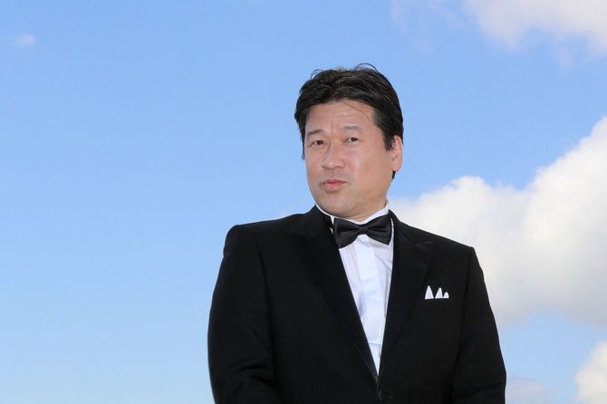 2019年10月15日、フランス・カンヌで開催された「MIPCOM」で上映された時代劇『帰郷』のフォトコールに臨む、日本の俳優・脚本家・映画監督の佐藤二朗氏