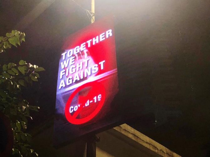 マレーシア国内では至るところに電光掲示板で「Covid-19に共に立ち向かおう」など、国民の団結を求める告知が見られる