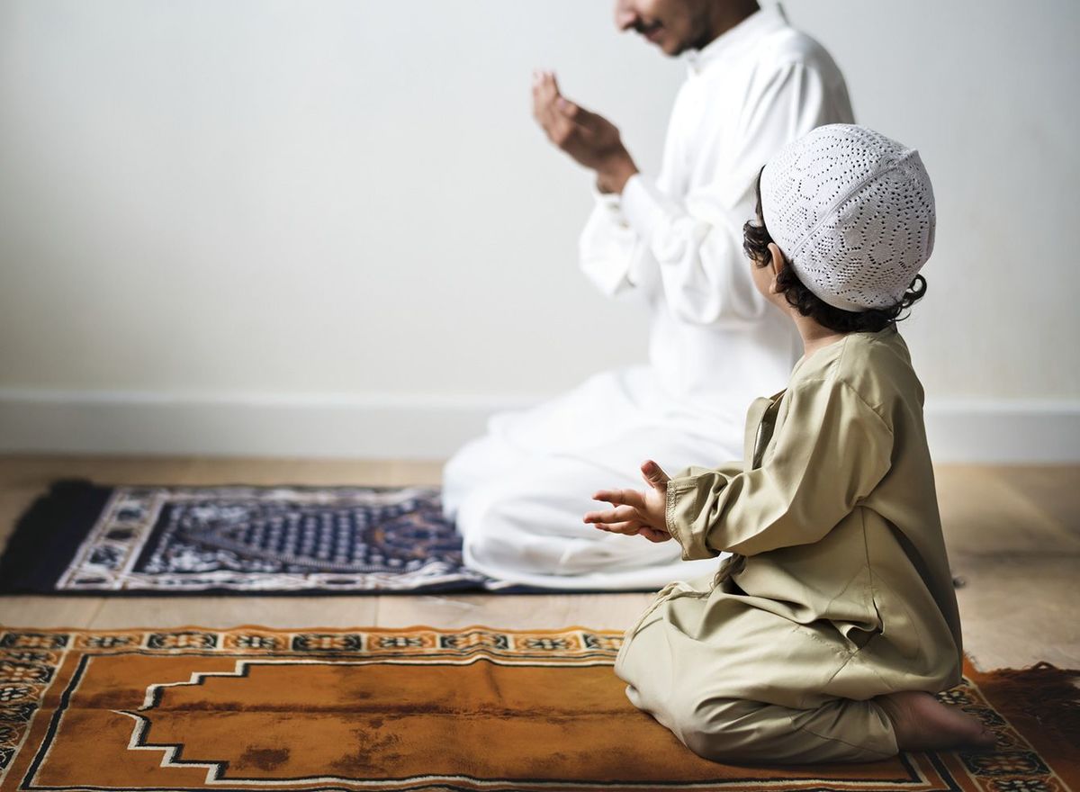 お祈りをするイスラム教の親子