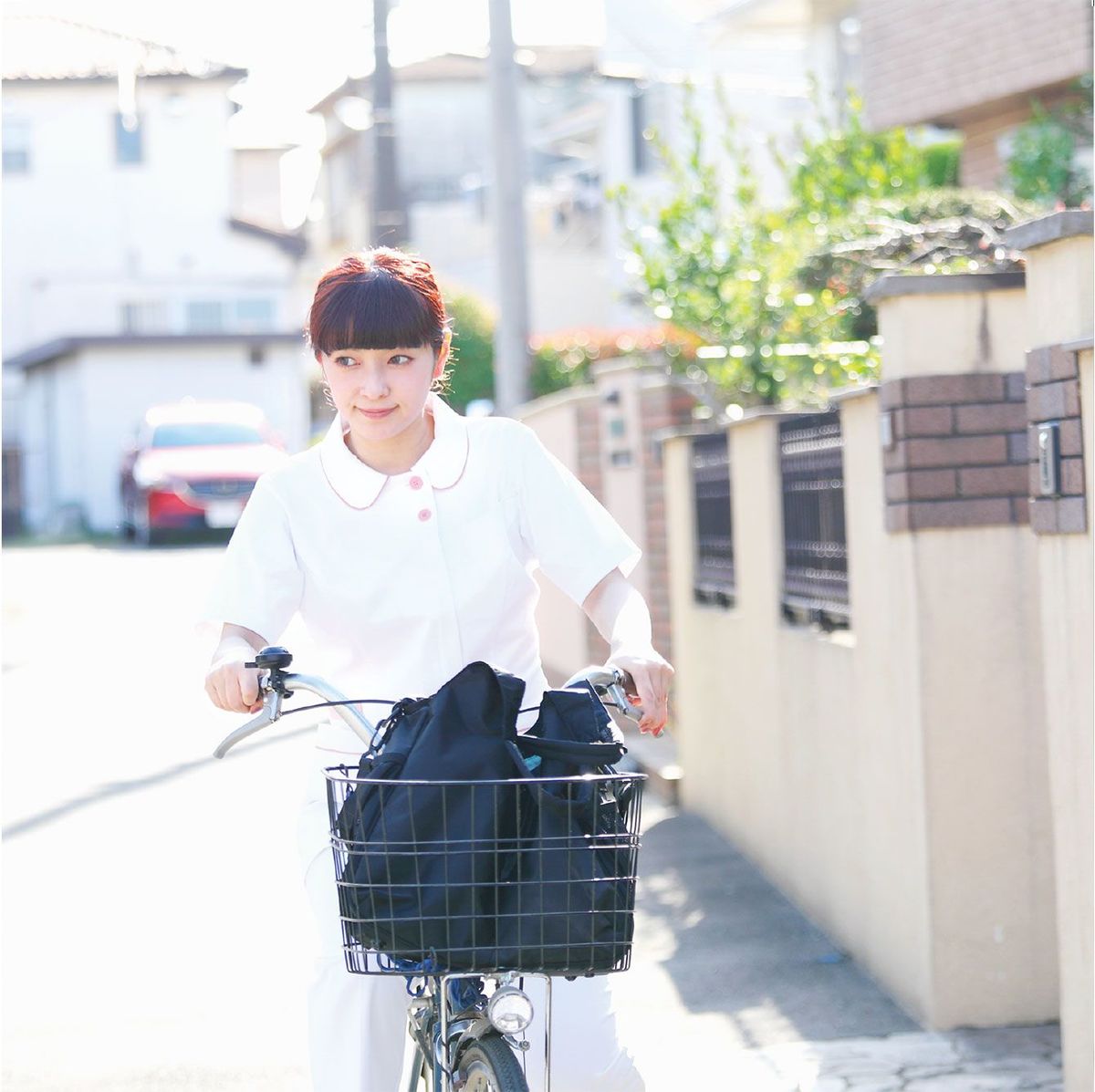 自転車に乗る青木美沙子さん