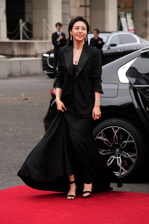 カルティエが日本に最初のブティックを開いてから50年を記念して開催した「カルティエと日本 半世紀のあゆみ『結 MUSUBI』展 美と芸術をめぐる対話」を訪れた松嶋菜々子さん(2024年6月10日、東京都台東区の東京国立博物館)