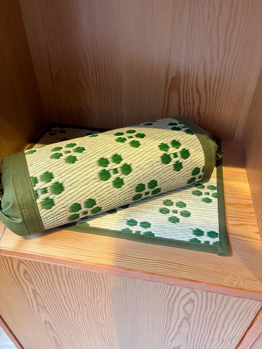 福岡の伝統工芸品である福岡花ござを使用している