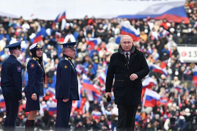 モスクワの競技場で開かれた官製集会のステージに登場したロシアのプーチン大統領（＝2023年2月22日、ロシア・モスクワ）