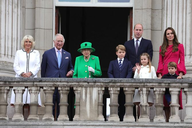 王室メンバーとともにバッキンガム宮殿のバルコニーで、エリザベス女王の在位70年を記念する式典を見守る女王（左から3人目）