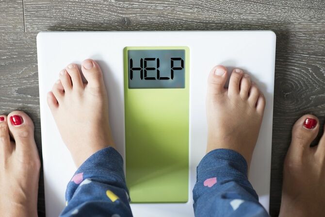 脂肪や肥満の子供を助ける, 体重計の幼児と, 親によって監修