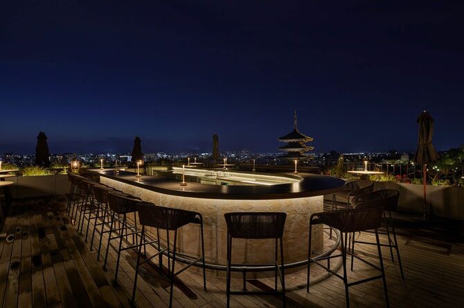 京都市東山区にある「ザ・ホテル青龍 京都清水」のルーフトップバー「K36 The Bar ＆ Rooftop」