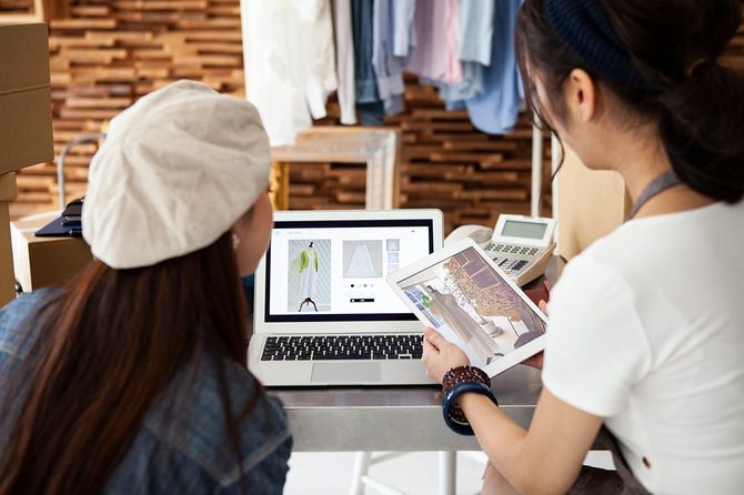 オンラインショッピングで服を販売する2人の女性