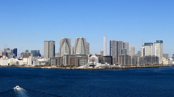 東京湾のレインボーブリッジから見える、晴海から勝どきまで並ぶベイエリアのマンションの眺め