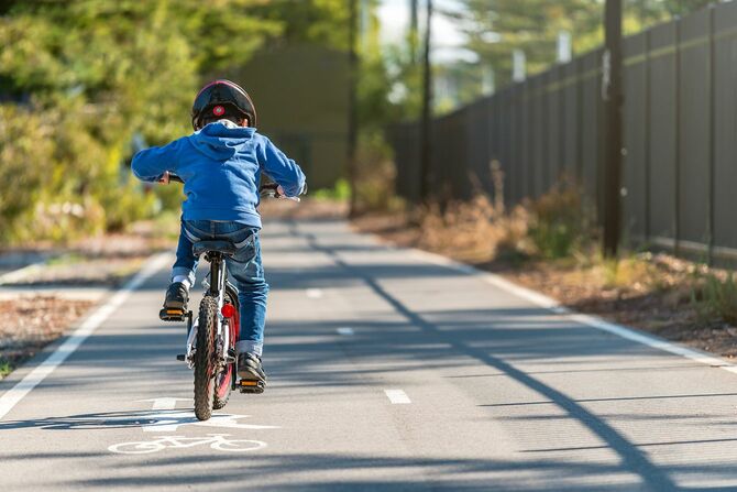 自転車レーンで自転車に乗る子供