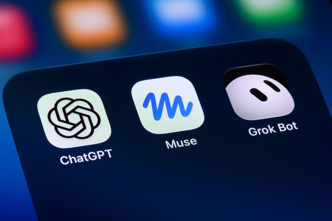 ChatGPT、Muse、Grok Botのアプリアイコンが並んだスマホ画面
