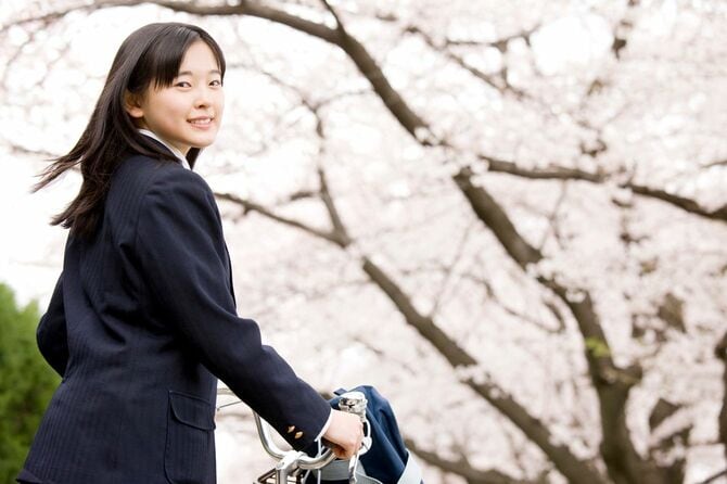 自転車を押す学生