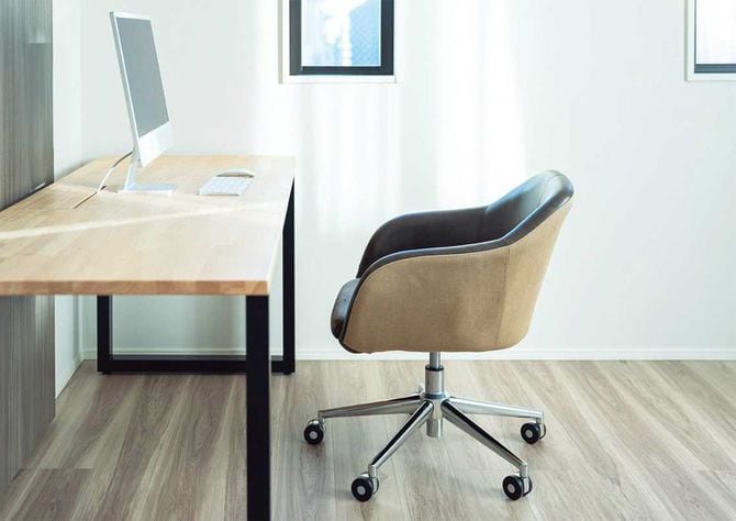 パソコンの置かれた机と椅子のある部屋