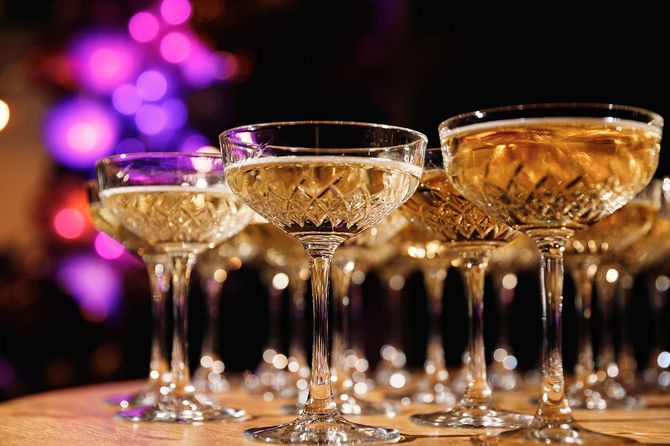 シャンパンが注がれたシャンパングラス