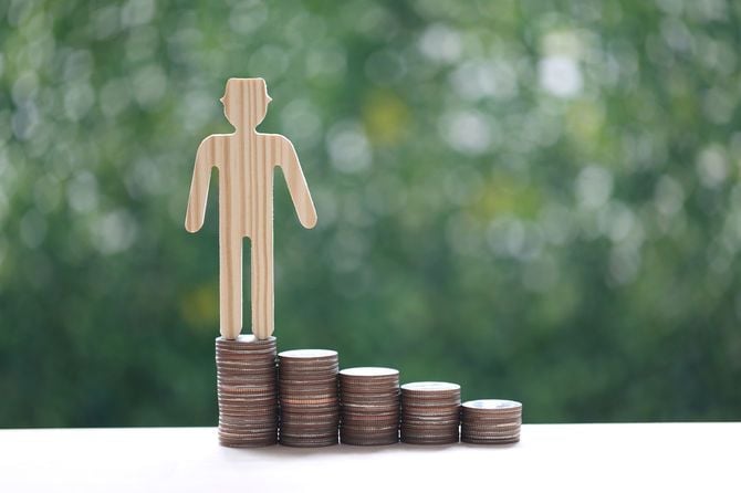 お金のスタック上のシニア男性