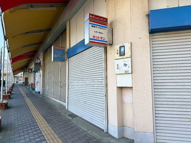 かつて路面店があった場所。現在は薬局とカフェを残してすべてシャッターが閉まっている