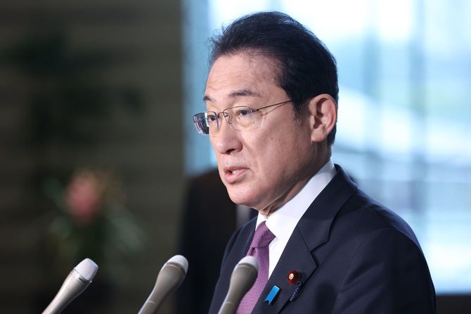 記者団の質問に答える岸田文雄首相＝2022年1月11日午前、首相官邸