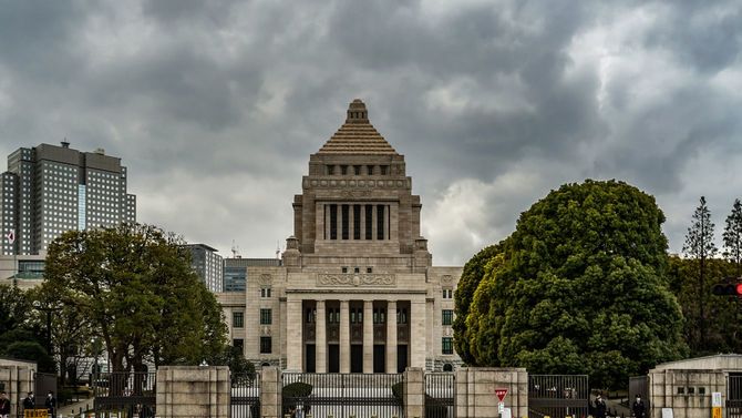 国会議事堂と曇り空