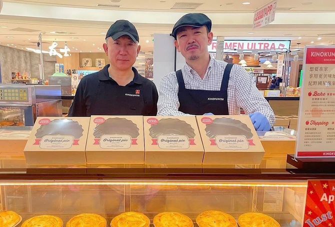 日本式アップルパイを世界に売り込むため、紀ノ国屋髙橋一実副社長（左）は台湾の催事で売り場に立った。右はUPSの安田誠一さん＝23年5月