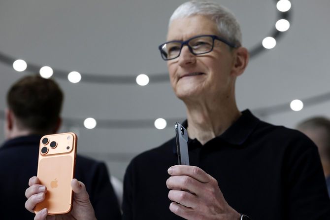 新機種のiPhone(アイフォーン)を発表する米アップルのティム・クックCEO=2025年9月9日、米カリフォルニア州