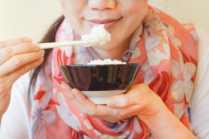 白米を食べる女性