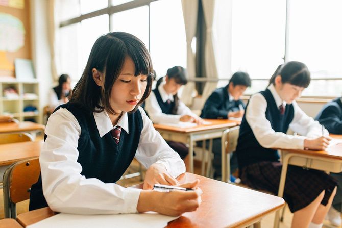 学校の教室でテストを受ける生徒たち